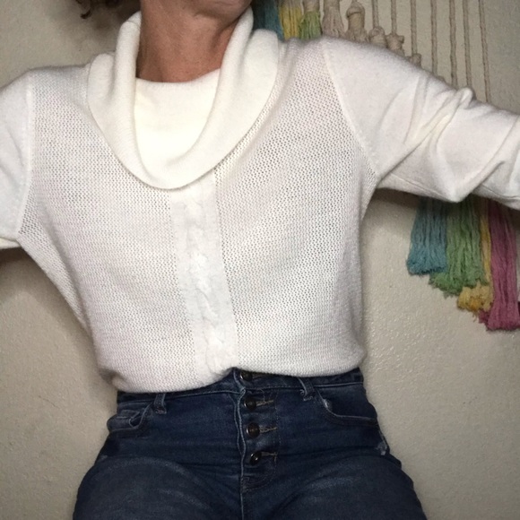 🦢Soft cream colored cowl neck sweater - Picture 3 of 8